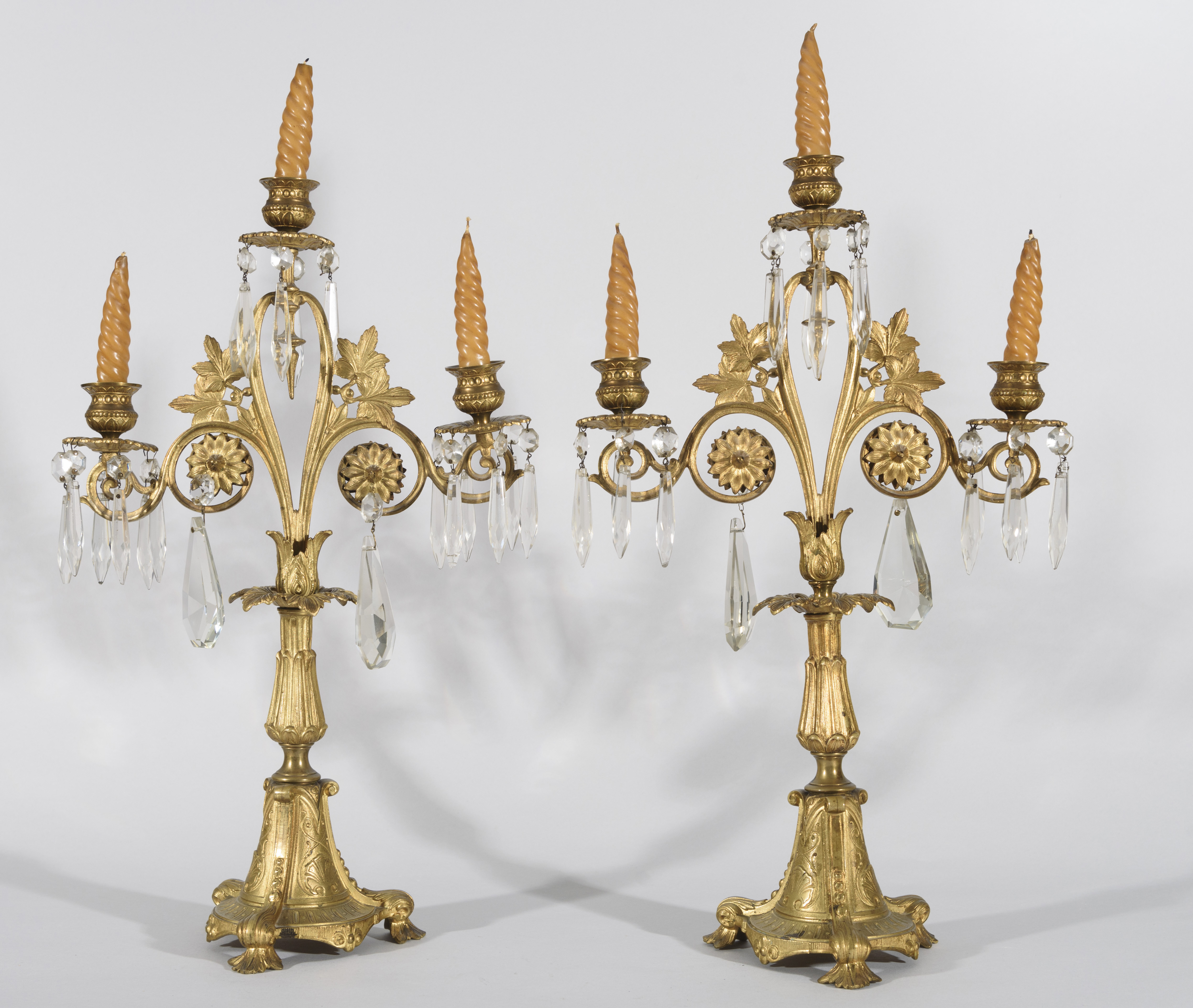 PAREJA DE CANDELABROS DE TRES LUCES DE ESTILO FRANCÉS,