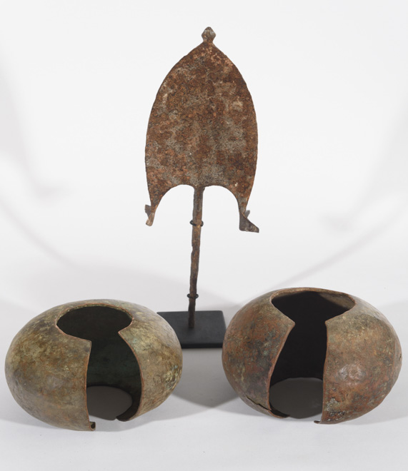Dos monedas de cobre jonga y una moneda mbili