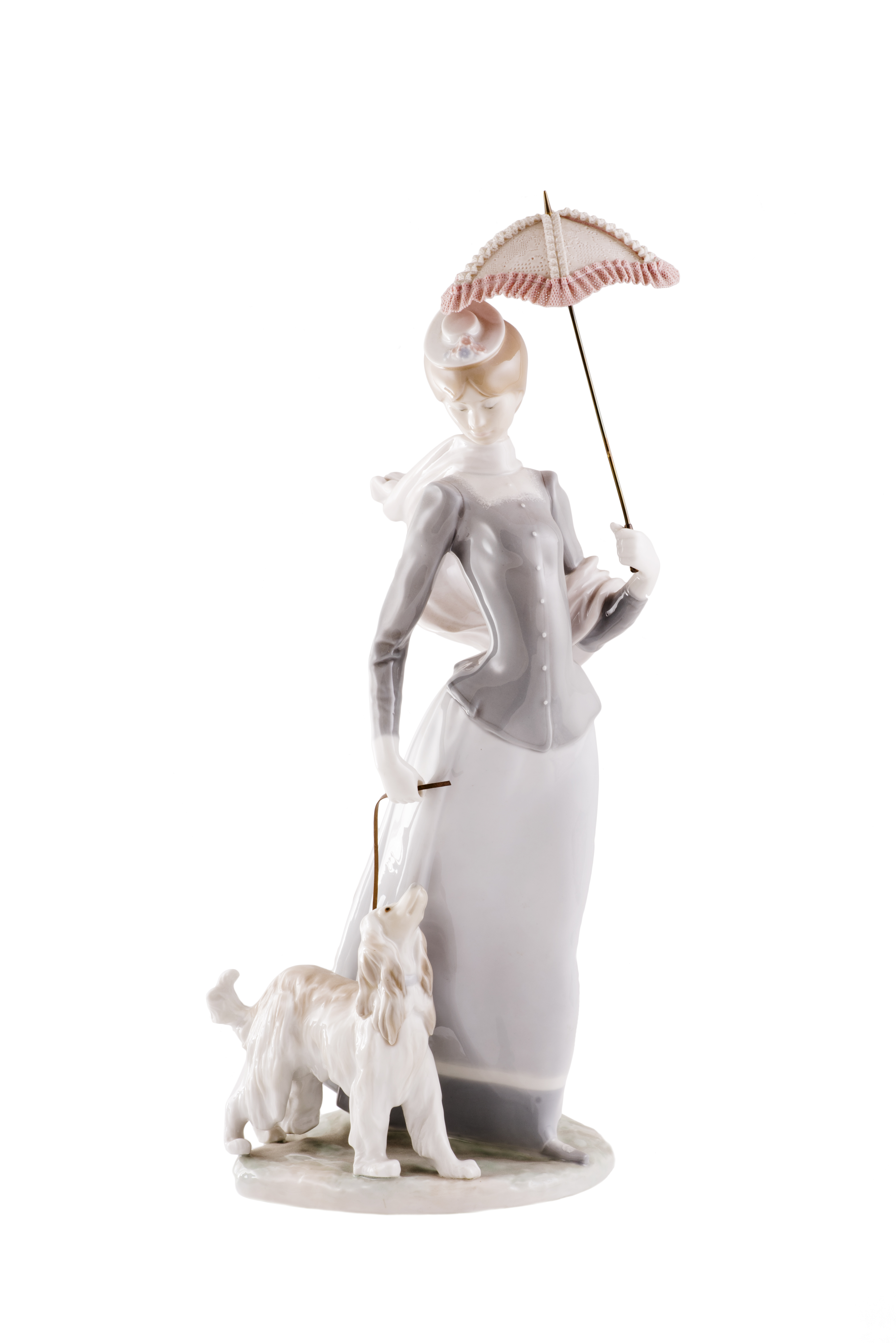 DAMA CON SOMBRILLA Y PERRITO, FIGURA DE PORCELANA ESMALTADA