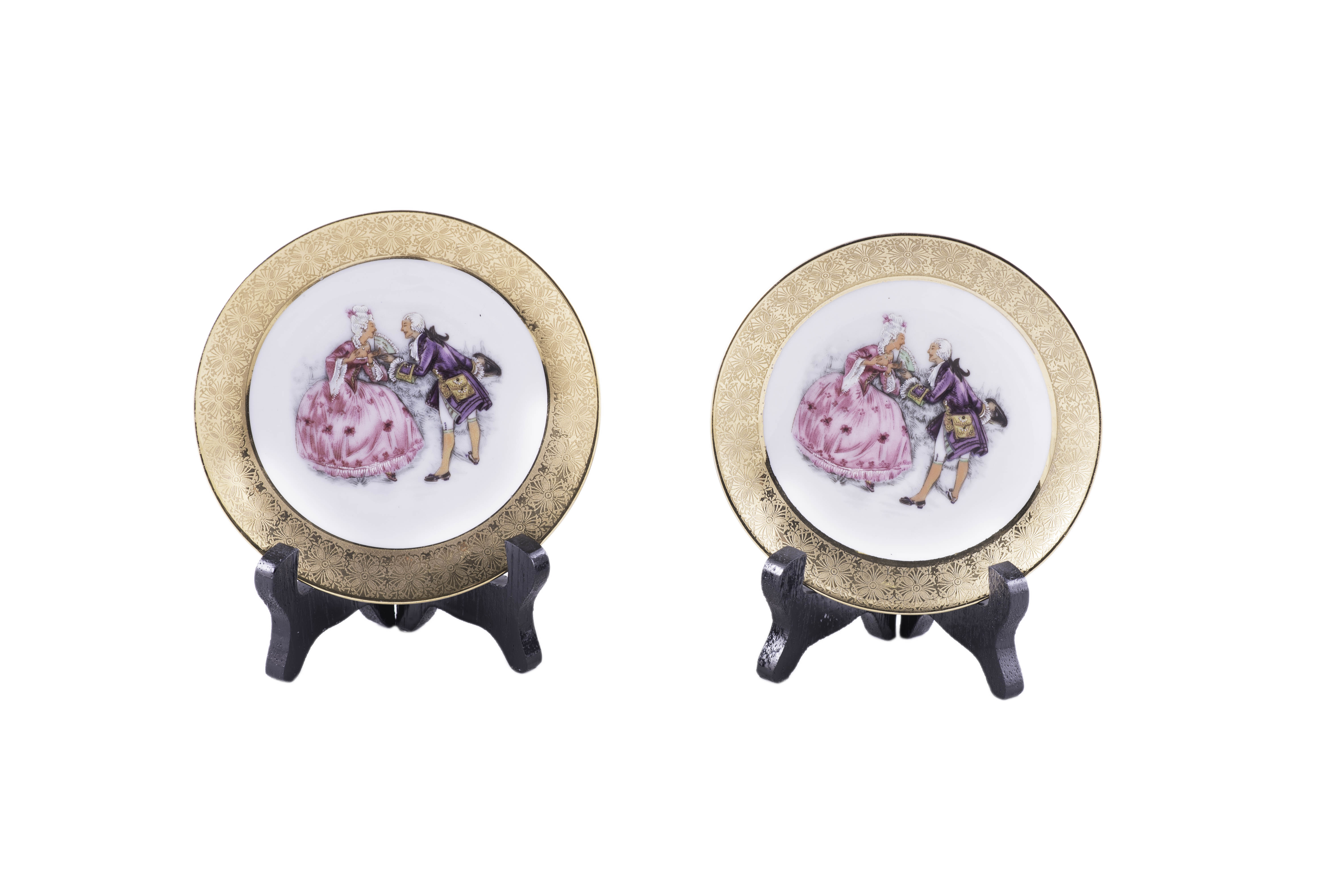 PAREJA DE PLATILLOS DE COLECCIÓN DE PORCELANA CON DECORACIÓ