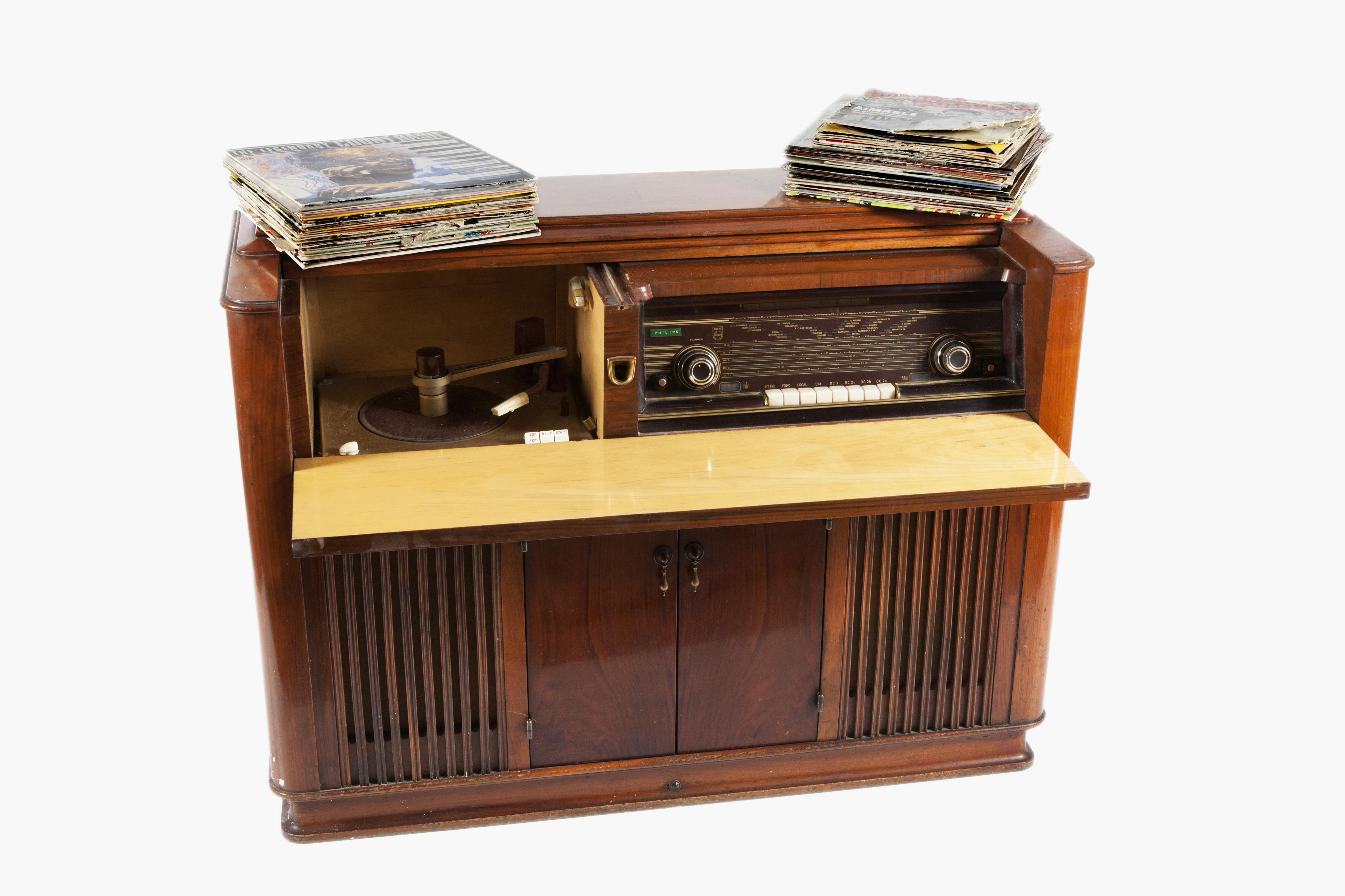 MUEBLE RADIO Y TOCADISCOS, PHILIPS, C.1950 Y DISCOS VARIADOS