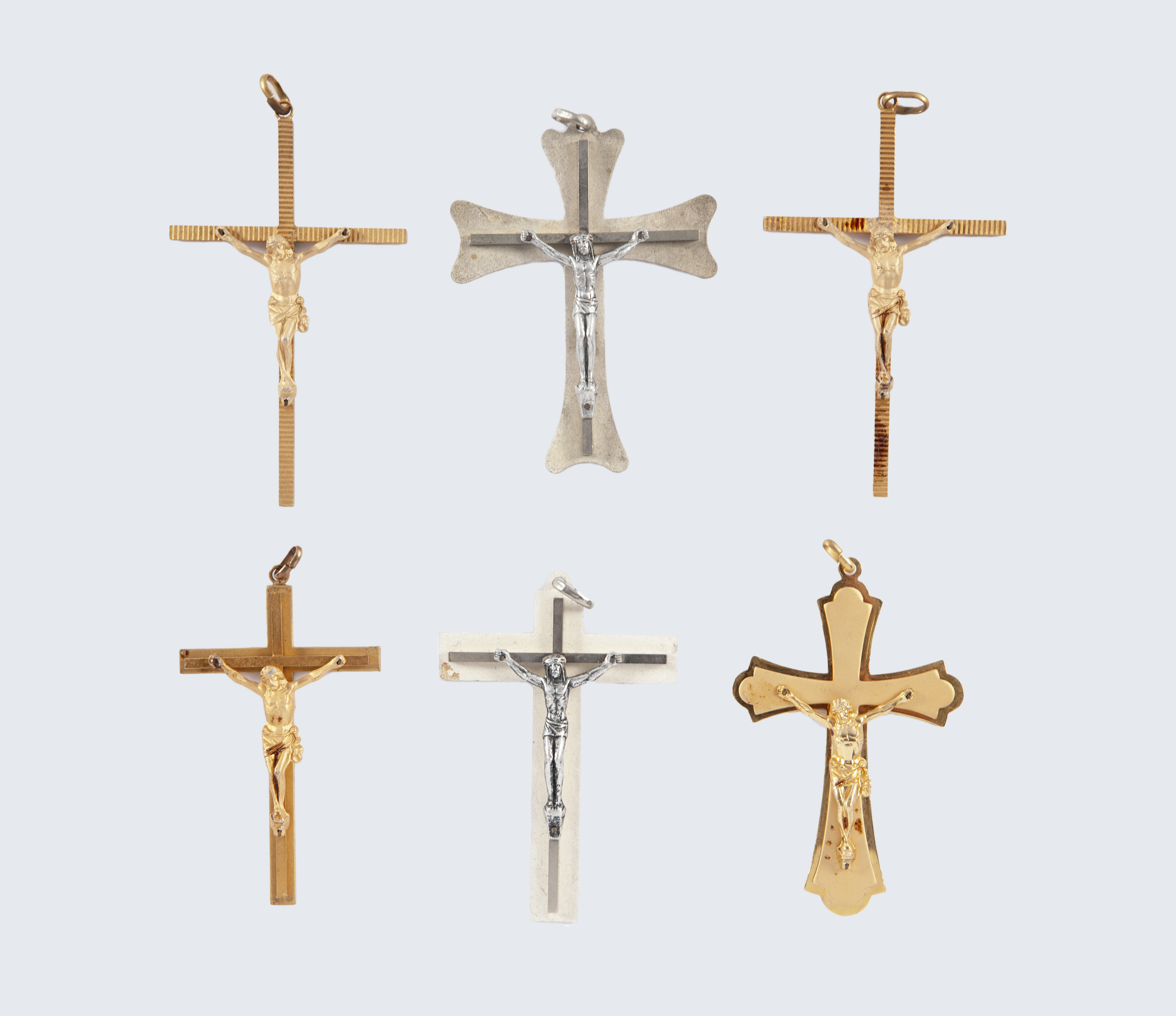 CONJUNTO DE 6 CRUCIFIJOS A MODO DE COLGANTES PARA  PRIMERA 