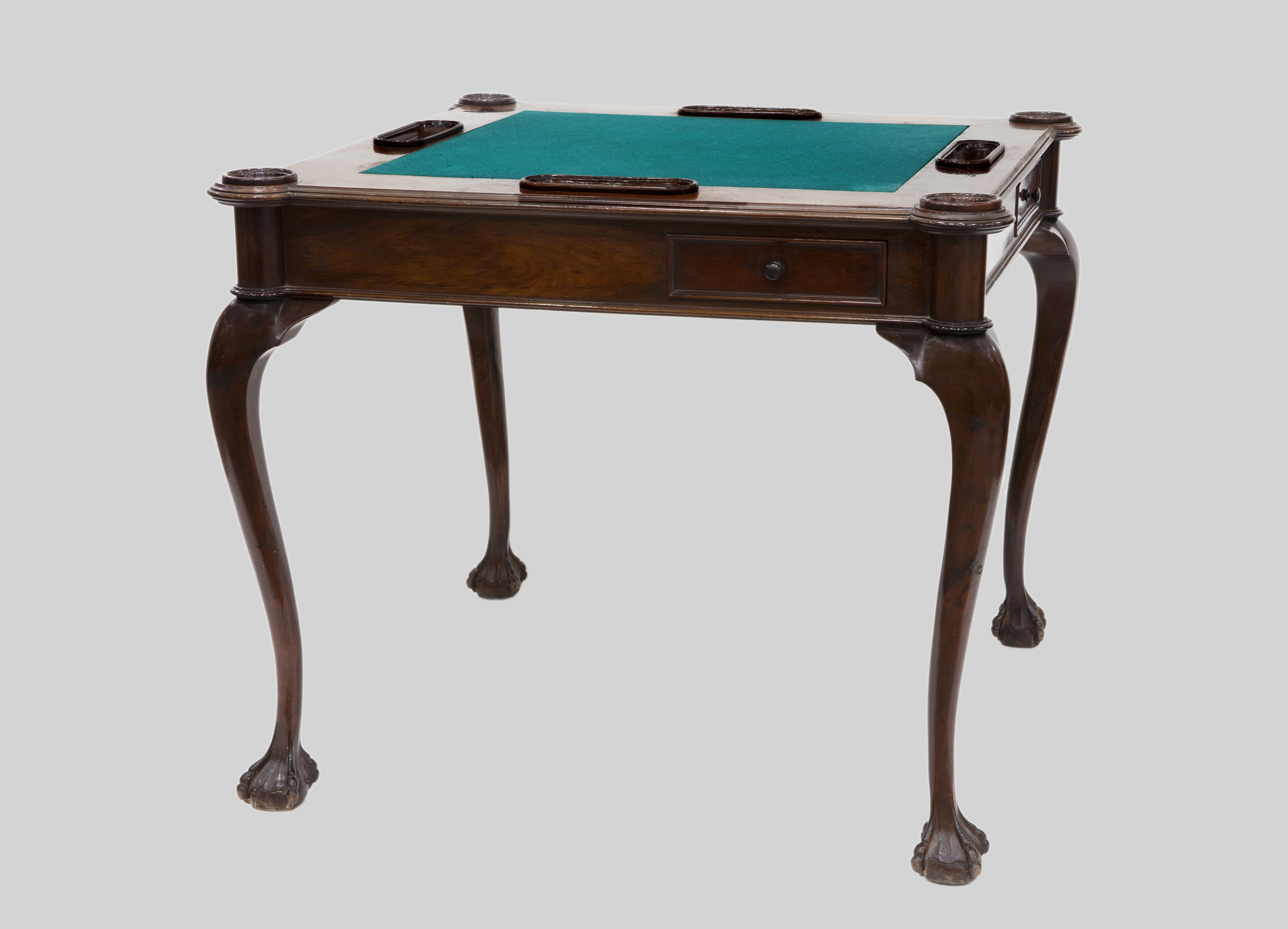 MESA DE JUEGO ESTILO CHIPPENDALE CON TAPETE. S. XX