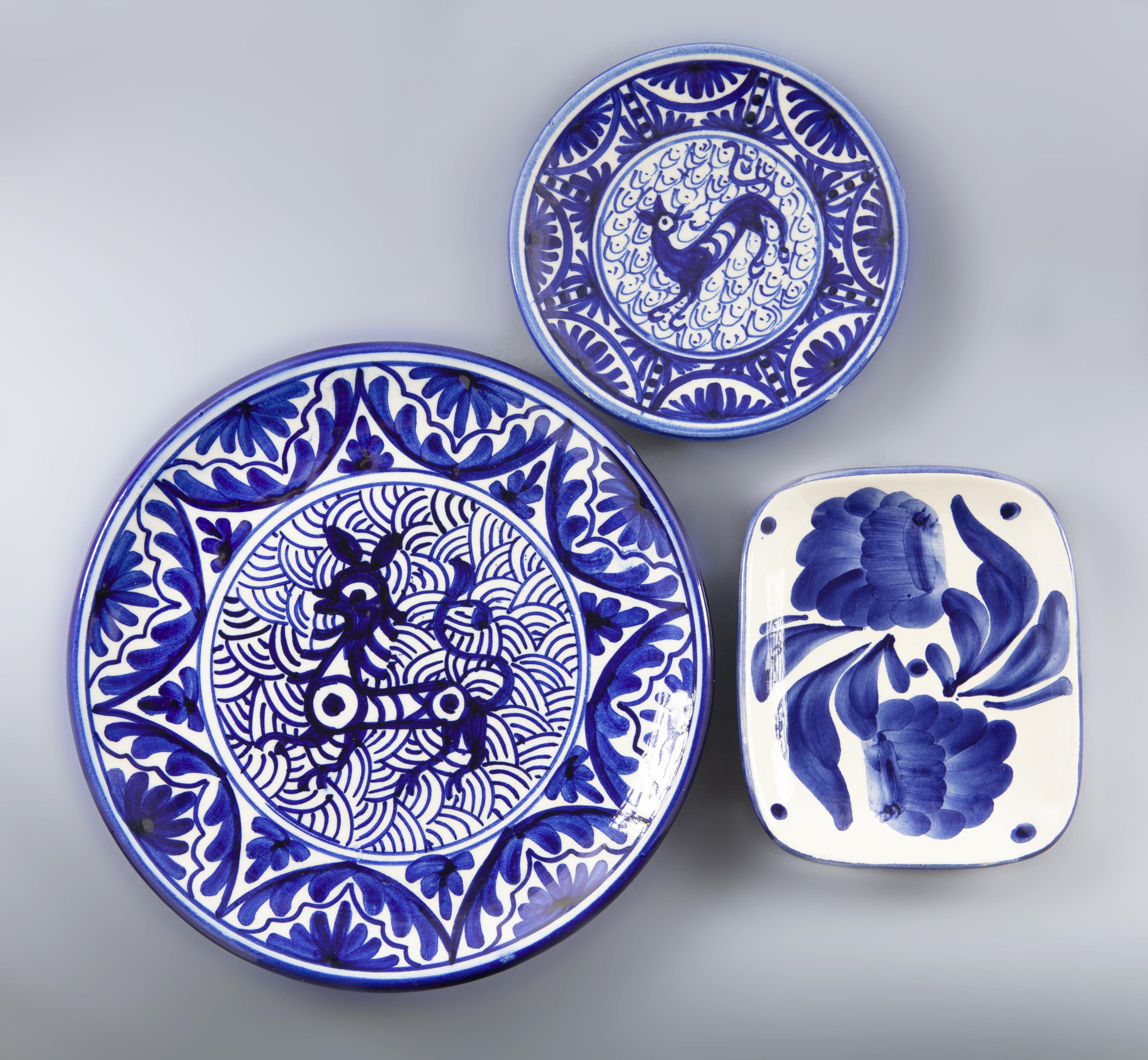 LOTE DE TRES PLATOS DECORATIVOS ESTILO TALAVERA SIGLO XX