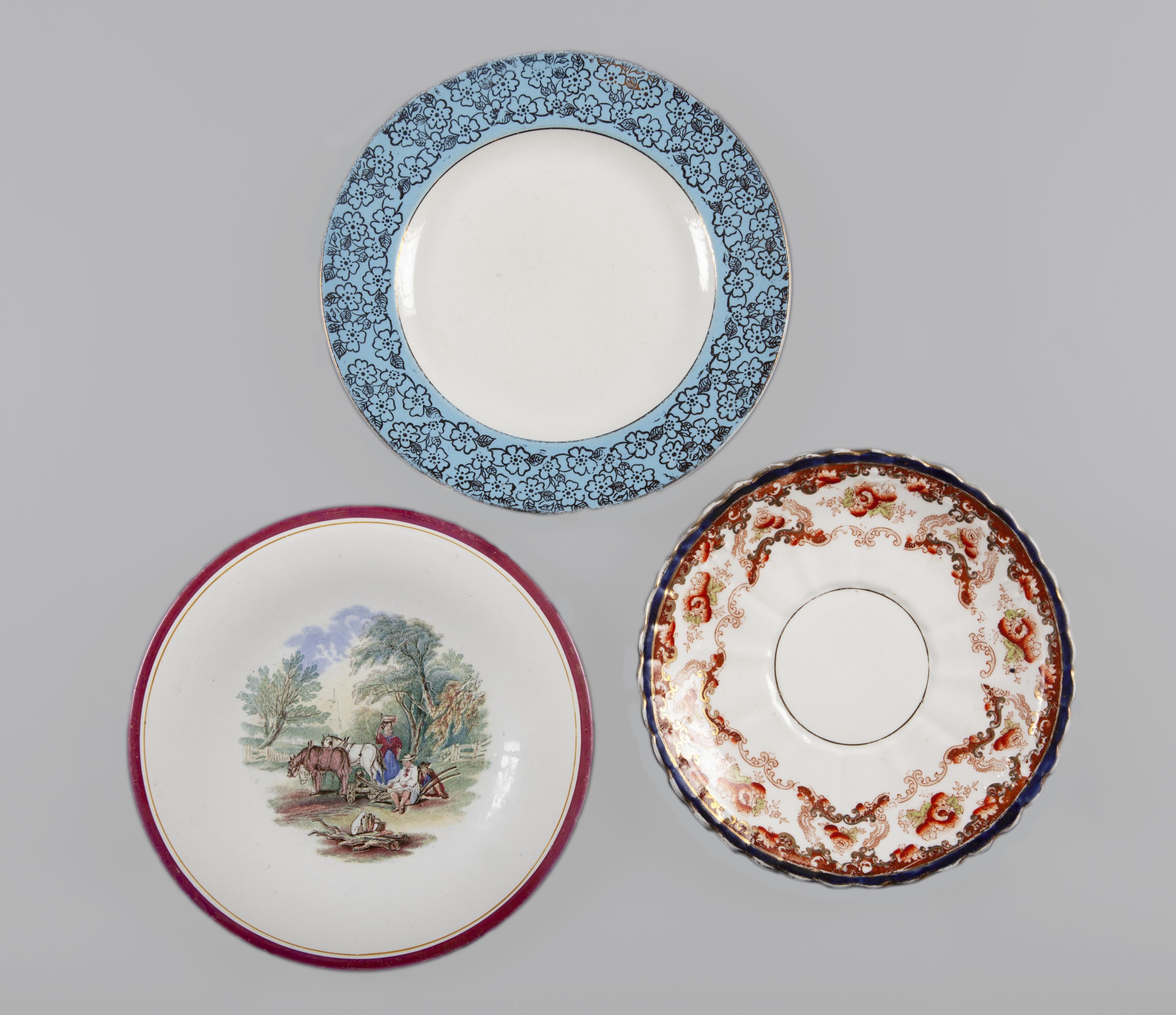 LOTE DE TRES PLATOS, DOS DE CERÁMICA Y UNO DE PORCELANA SIG