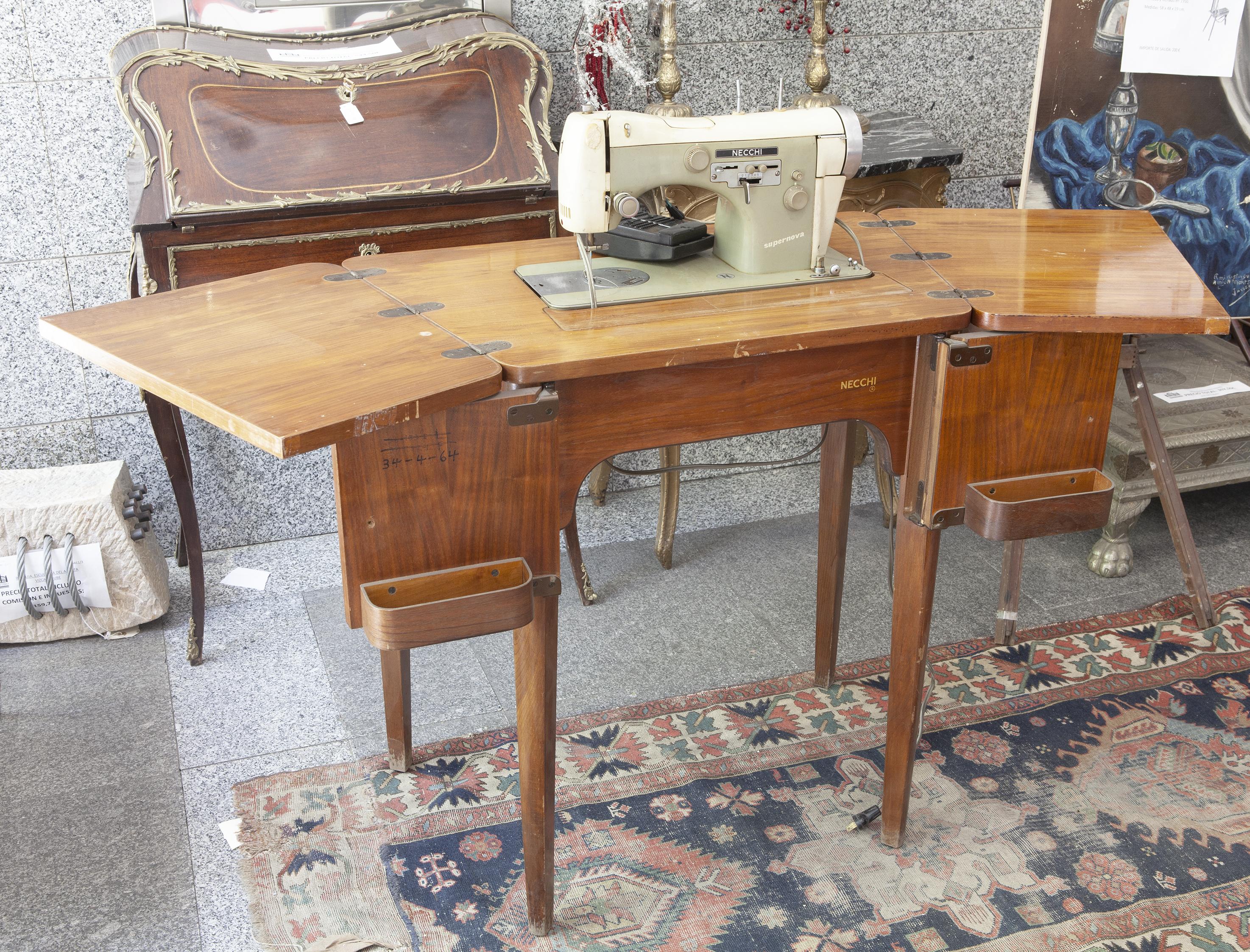 MESA NECCHI CON MÁQUINA DE COSER NECCHI BU SUPERNOVA,