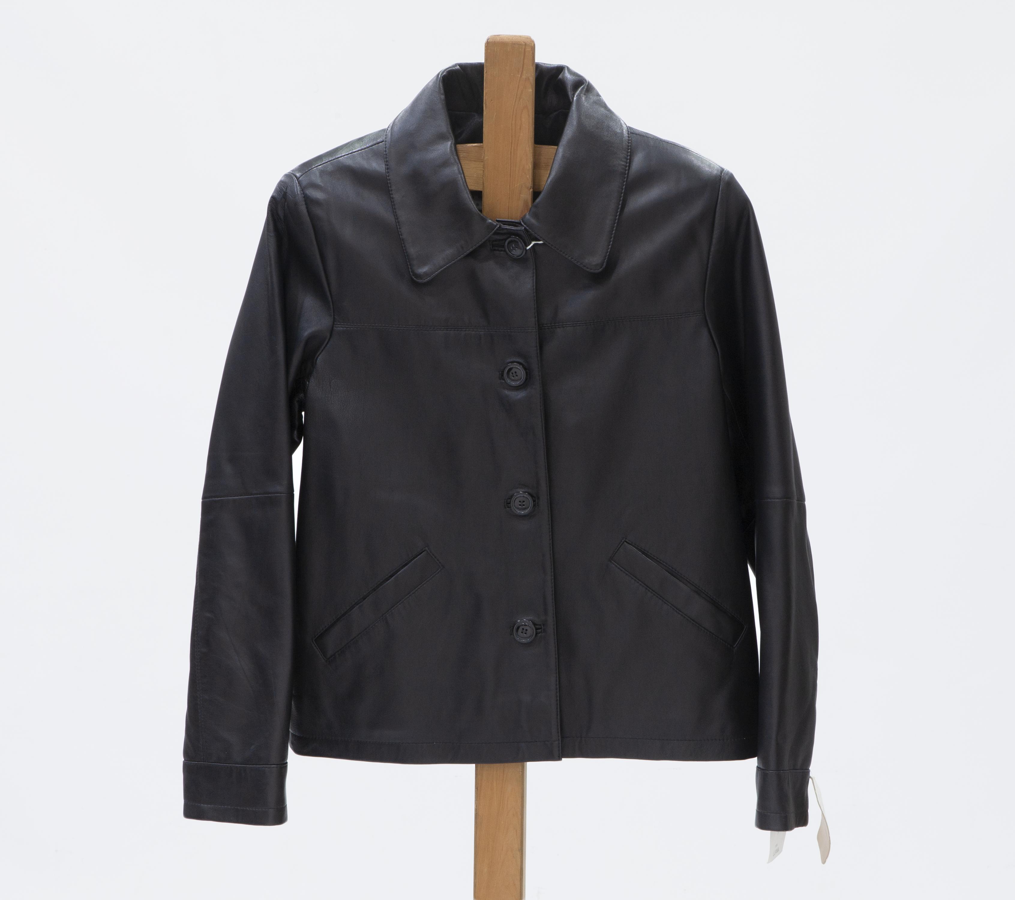 CHAQUETA DE MUJER EN CUERO NEGRO