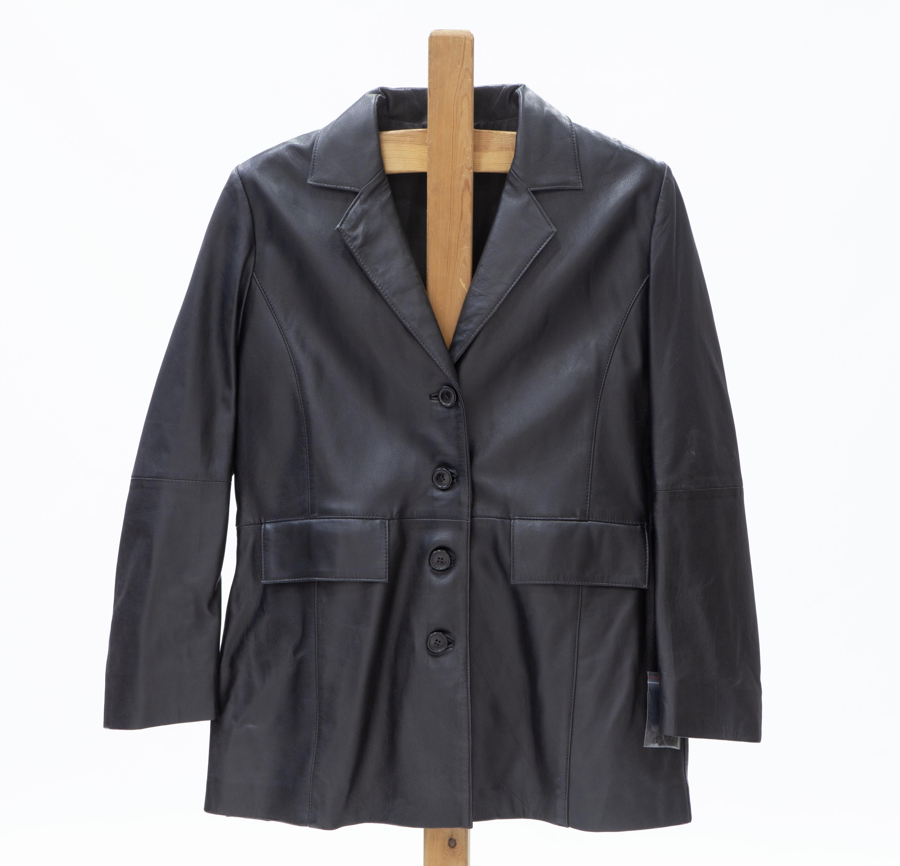 CHAQUETA DE MUJER EN CUERO NEGRO