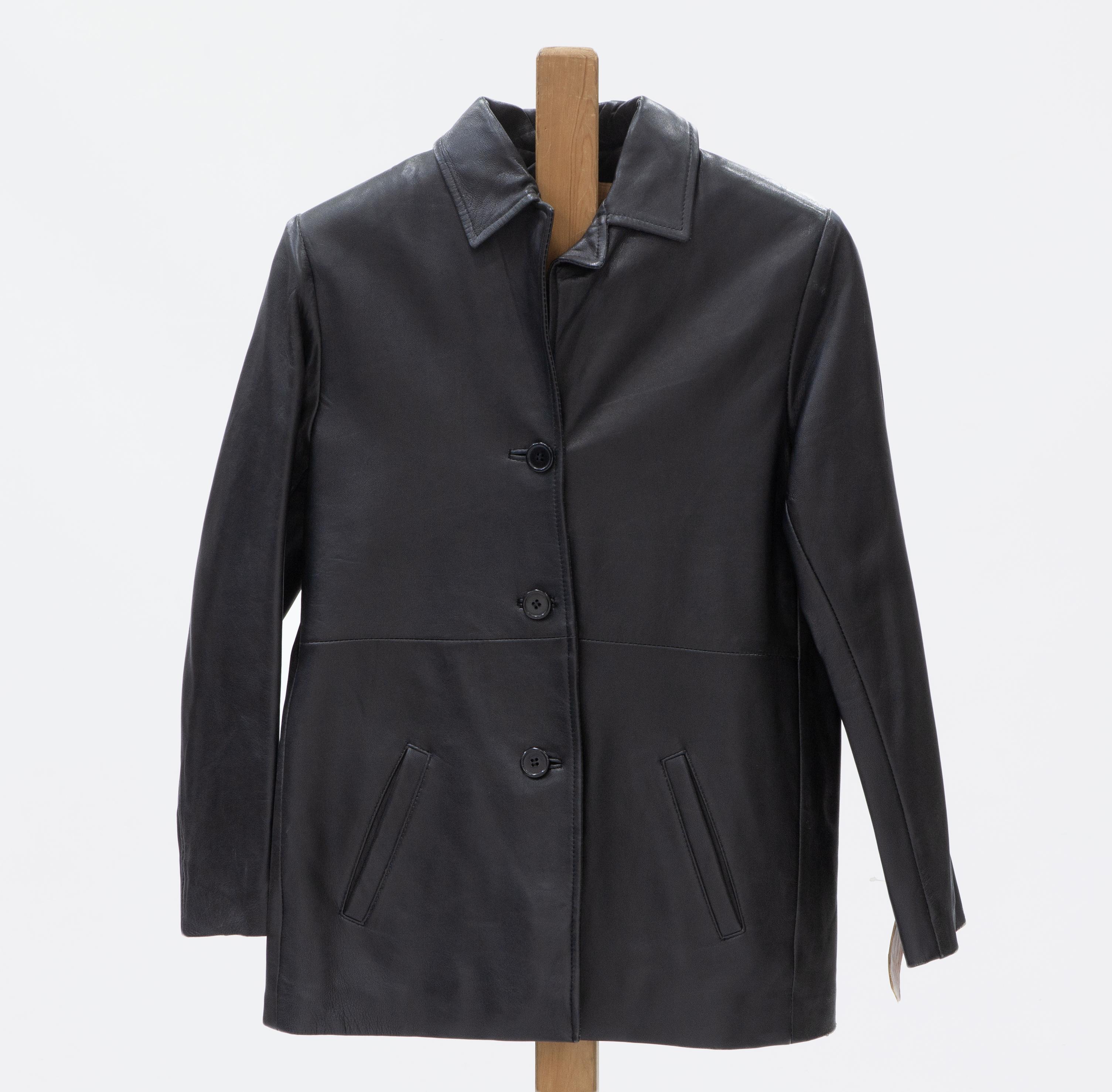 CAZADORA DE MUJER EN CUERO NEGRO