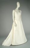 <span class='ref_item'>223 -</span> <span class="object_title">VESTIDO DE NOVIA ROSA CLARÁ, MODELO BIRMANIA</span>   <p><span class="technical_description">Vestido de novia Rosa Clará, modelo Birmania. A modo de dos piezas, el corsé con estructura clásica de ballenas y cremallera invisible lateral, está confeccionado por aplicaciones de tela y falda recta en corte A. Confeccionado en tejido Shantung y forro interior de tul.<br/>Sin estrenar. Requiere limpieza.<br/>Talla 42 aprox.</span><br></p>