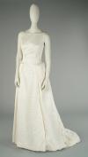 <span class='ref_item'>221 -</span> <span class="object_title">VESTIDO DE NOVIA ROSA CLARÁ, MODELO EMPORIO</span>   <p><span class="technical_description">Vestido de novia Rosa Clará, modelo Emporio. Estilo clásico, con escote tipo barco y cuerpo entallado en pinzas. Detalle de pequeñas flores a los costados de la cintura, aportando volumen a la falda recta en corte A. Confeccionado en tejido otomán y forro interior de tul.<br/>Sin estrenar. Requiere limpieza.<br/>Talla 42 aprox.</span><br></p>
