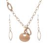 <span class='ref_item'>96 -</span> <span class="object_title">COLLAR Y PENDIENTES EN METAL DORADO</span>  <p><span class="technical_description">Conjunto de collar y pendientes realizados en metal dorado, formando motivos de fantasía.<br/>Cierre: Mosquetón el collar y gancho los pendientes<br/>Longitud: 50cm el collar, 11cm los pendientes</span><br>Peso: <span class="PESO_HCES1">49,90</span> <span class="PESOUMED_HCES1">gr.</span><br></p>