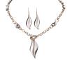 <span class='ref_item'>162 -</span> <span class="object_title">COLLAR Y PENDIENTES EN METAL DORADO</span>  <p><span class="technical_description">Conjunto formado por collar y pendientes realizados en metal dorado y detalles rodinados en negro, formando motivos de fantasía.<br/>Cierre: Mosquetón el collar y gancho los pendientes<br/>Longitud: 45cm el collar y 5cm los pendientes</span><br>Peso: <span class="PESO_HCES1">34,60</span> <span class="PESOUMED_HCES1">gr.</span><br></p>