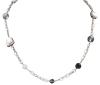<span class='ref_item'>60 -</span> <span class="object_title">COLLAR DE METAL Y RESINA</span>  <p><span class="technical_description">Collar de una vuelta largo con adornos de resina en diferentes tonalidades.<br/>Cierre: Reasa<br/>Longitud: 42cm</span><br>Peso: <span class="PESO_HCES1">26,10</span> <span class="PESOUMED_HCES1">gr.</span><br></p>