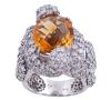 <span class='ref_item'>75 -</span>  <span class="object_title">GRAN SORTIJA SERPIENTE DE CITRINO, CIRCONITAS Y PLATA</span><br><span class="technical_description">Realizada en plata. Formada por un bello citrino central oval facetado de 8.00ct. aprox. sobre una montura en forma de serpiente cuajada de circonitas.</span>  