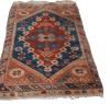 <span class='ref_item'>22 -</span> <span class="object_title">ALFOMBRA DE LANA CAUCÁSICA, S.XX</span>   <p><span class="technical_description"> De campo azul navy con medallón romboidal en el centro con fondo rojo. Uso decorativo tradicional de elementos naturales dispuestos geométricamente. Cenefa con decoración de flores alternando el azul y rojo. <br/>Presenta deterioros por el desgaste de su uso. </span><br><span class="ALTO_HCES1">160</span>x<span class="ANCHO_HCES1">102 </span><span class="ANCHOUMED_HCES1">cm.</span></p>