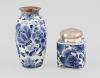 <span class='ref_item'>154 -</span> <span class="object_title">TEA CADDY Y JARRÓN DE LOZA, PAISES BAJOS S.XX</span>   <p><span class="technical_description">Conjunto de caddy de té y jarrón realizado en loza. Esmaltados y pintados a mano, con monturas de plata. Sellos en las bases de los Paises Bajos, siglo XX</span><br></p>