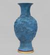<span class='ref_item'>244 -</span> <span class="object_title">GRAN JARRÓN DE PORCELANA DE ESMALTE MONOCROMO OKRA. MARCA EN EL PIE. CHINA, DINASTÍA QING, REINADO DE QIANLONG (1735-1796). JARRÓN DE VERSIÓN POSTERIOR</span>   <p><span class="technique_material">Porcelana</span><br><span class="technical_description">Realizado en porcelana de esmalte monocromo conocido como Okra, el cuál surge en la dinastía Qing.<br/>Posee marca al pie del jarrón.<br/>Altura: 66cm</span><br></p>