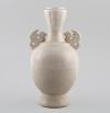 <span class='ref_item'>32 -</span> <span class="object_title">JARRÓN CON ESTILO DECORATIVO "YI-DING", CHINA, DINASTÍA QING, SIGLO XIX</span> <span class="technique_material">Porcelana vidriada</span> <span class="ALTO_HCES1">23 </span><span class="ALTOUMED_HCES1">cm.</span>x<span class="ANCHO_HCES1">12 </span><span class="ANCHOUMED_HCES1">cm.</span>x<span class="GRUESO_HCES1">9,50 </span><span class="GRUESOUMED_HCES1">cm.</span>  <p><span class="object_title">JARRÓN CON ESTILO DECORATIVO "YI-DING", CHINA, DINASTÍA QING, SIGLO XIX</span><br><span class="technique_material">Porcelana vidriada</span><br><span class="technical_description">Decoración incisa representando flores de loto al estilo decorativo "Yin-Ding". <br/>Cuerpo globular sobre pie, elevándose a un cuello cilíndrico con decoración gallonada y dos pequeñas asas laterales en forma de ave fénix.<br/>Marcas en la base.</span><br><span class="ALTO_HCES1">23 </span><span class="ALTOUMED_HCES1">cm.</span>x<span class="ANCHO_HCES1">12 </span><span class="ANCHOUMED_HCES1">cm.</span>x<span class="GRUESO_HCES1">9,50 </span><span class="GRUESOUMED_HCES1">cm.</span></p>