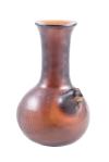 <span class='ref_item'>28 -</span> <span class="object_title">JARRÓN, DINASTÍA QING, REINADO DE QIANLONG (1736-1795)</span> <span class="technique_material">Vidrio soplado</span> <span class="ALTO_HCES1">20,50 </span><span class="ALTOUMED_HCES1">cm.</span>x<span class="ANCHO_HCES1">18 </span><span class="ANCHOUMED_HCES1">cm.</span>x<span class="GRUESO_HCES1">13 </span><span class="GRUESOUMED_HCES1">cm.</span>  <p><span class="object_title">JARRÓN, DINASTÍA QING, REINADO DE QIANLONG (1736-1795)</span><br><span class="technique_material">Vidrio soplado</span><br><span class="technical_description">Cuello cilíndrico que parte de un cuerpo globular que junto con la boca en forma de cabeza de gallina, simulan al propio animal, al mismo tiempo, presenta decoración incisa y modelada.<br/>Marca en la base que indica que la pieza fue realizada durante el reinado del emparador Qianlong.<br/>Posee una burbuja en la parte central del cuerpo, producida durante su elaboración.</span><br><span class="ALTO_HCES1">20,50 </span><span class="ALTOUMED_HCES1">cm.</span>x<span class="ANCHO_HCES1">18 </span><span class="ANCHOUMED_HCES1">cm.</span>x<span class="GRUESO_HCES1">13 </span><span class="GRUESOUMED_HCES1">cm.</span></p>