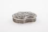 <span class='ref_item'>284 -</span> <span class="object_title">CAJA EN PLATA ESPAÑOLA, S.XX</span>  <p><span class="technical_description">Realizada en plata de ley, de perfil sinuoso y motivo de rocalla repujado en la tapa, greca vegetal grabada bordeando el perímetro y base lisa. Con contrastes españoles de la plata de ley en el interior.</span><br>Peso: <span class="PESO_HCES1">85,70</span> <span class="PESOUMED_HCES1">gr.</span><br></p>