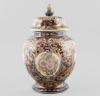 <span class='ref_item'>168 -</span> <span class="description">TIBOR CHINO EN PORCELANA, DINASTÍA QING. </span>  <p><span class="description">Realizado en porcelana con tonalidades marrones y decorado con motivos florales delineados con dorado. Sello de artesano en caracteres chinos en la base. 32 cm.</span></p>