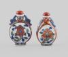 <span class='ref_item'>171 -</span> <span class="object_title">CONJUNTO DE DOS BOTELLAS DE TABACO FAMILIA ROSA. PERIODO GUANGXU, DINASTÍA QING, FFS. S. XVIII</span>   <p><span class="technique_material">Porcelana esmaltada</span><br><span class="technical_description">Decoradas con motivos florales influenciados por las pinturas occidentales.<br/>Marca en la base que indica el periodo de reinado del emperador Guangxu de la dinastía Qing.<br/>7 cm de altura, la mayor.</span><br></p>