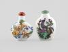 <span class='ref_item'>187 -</span> <span class="object_title">CONJUNTO DE BOTELLAS DE RAPÉ FAMILIA ROSA. CHINA, SIGLO XIX - XX</span>   <p><span class="technique_material">Porcelana</span><br><span class="technical_description">Una de ellas con tapón en jade verde, decorado con un pavo real entre motivos florales. Marca en la base que indica que se realizó durante el periodo de reinado de Qianlong, dinastía Qing.<br/>La otra botella decorada con una escena de bestias chinas. Marca en la base que indica que se ha realizado por la fábrica "Hongyun".<br/>6,5 cm, la mayor.</span><br></p>