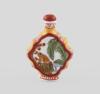 <span class='ref_item'>207 -</span> <span class="object_title">BOTELLA DE TABACO FAMILIA ROSA. REPÚBLICA CHINA, SIGLO XX</span>   <p><span class="technique_material">Porcelana</span><br><span class="technical_description">Cuerpo con forma sinuosa, con decoración tradicional china, en la que se representa un mono robando melocotones.<br/>Marca en la base en la que se indica el nombre de la fábrica "Hongyun".<br/>7,5 cm de altura.<br/> </span><br></p>
