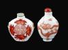 <span class='ref_item'>121 -</span> <span class="object_title">PAREJA DE BOTELLAS DE RAPÉ. REPÚBLICA CHINA, SIGLO XX</span>   <p><span class="technique_material">Porcelana</span><br><span class="technical_description">Una de ellas decorada con la figura de un dragón de cinco garras y, la otra, se encuentra decorada con melocotones como símbolo de longevidad rodeando al carácter chino "Fu".<br/>Ambas decoradas con esmalte rojo y poseen tapón.<br/>6 cm de altura, la mayor.</span><br></p>