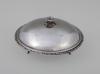 <span class='ref_item'>123 -</span> <span class="object_title">BANDEJA DE SERVIR CON TAPA</span>   <p><span class="technical_description">Metal plateado de 10 x 22.4 cm de diámetro.<br/>Decoración vegetal en el borde y tapa del recipiente.<br/>Leves arañazos.</span><br></p>