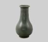 <span class='ref_item'>136 -</span> <span class="object_title">REPLICA JARRÓN CELADÓN. CHINA, SIGLO XX</span>   <p><span class="technique_material">Realizado en cerámica vidriada y esmaltada de 15 x 9 cm.</span><br><span class="technical_description">Con cuello alargado y cuerpo en forma de bulbo.</span><br></p>