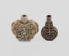 <span class='ref_item'>133 -</span> <span class="object_title">PAREJA DE BOTELLAS DE RAPÉ, SIGIENDO MODELOS DE LA DINASTÍA SONG, CHINA</span>   <p><span class="technique_material">Porcelana y latón</span><br><span class="technical_description">Una de ellas con decoración en relieve con una bestia mitológica de la cultura china de 6,3 x 6,3 x 2 cm.<br/>Otra, realizada en latón patinado de 6,5 x 4 cm.<br/>Con decoración en relieve con carácter chino "Ji" que  representa la buena suerte en la cultura china.<br/>No poseen tapón<br/> </span><br></p>