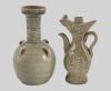 <span class='ref_item'>215 -</span> <span class="object_title">CONJUNTO FORMADO POR JARRÓN Y TETERA  TIPO CELADÓN. SIGUIENDO MODELOS DE LA DINASTÍA SONG, CHINA</span>   <p><span class="technique_material">Cerámica</span><br><span class="technical_description">Jarrón de cuerpo globular y cuello estrecho, decorado con cuatro asas de 20 cm de altura.<br/>Tetera de 19 cm de altura, con carácter chino y boca decorada con la figura de un gallo como símbolo de prosperidad.</span><br></p>
