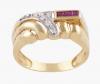 <span class='ref_item'>246 -</span> <span class="object_title">SORTIJA ESTILO  CHEVALIER CON CIRCONITAS Y RUBÍES EN ORO BICOLOR 18 KT</span>  <p><span class="technical_description">Realizada en oro bicolor de 18 kt, con contrastes. Destaca detalle de rubíes en talla cuadrada engastados en carril, acompañados de circonitas en talla redonda engastadas en grano, con vistas en blanco.<br/>Medida Sortija: 16</span><br>Peso: <span class="PESO_HCES1">3,60</span> <span class="PESOUMED_HCES1">gr.</span><br></p>