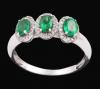 <span class='ref_item'>9 -</span>  <span class="object_title">SORTIJA CON ESMERALDAS Y DIAMANTES EN ORO 18 KT</span><br><span class="technical_description">Realizada en oro de 18 kt. Formada por tres esmeraldas centrales en talla oval, engastadas en garras, con un peso total aproximado de 0.66 ct, rodeadas cada una de ellas por una orla de diamantes en talla brillante engastados en grano, con un peso total aproximado de 0.24 ct.</span>  