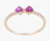 <span class='ref_item'>20 -</span>  <span class="object_title">SORTIJA CON RUBÍES Y DIAMANTES EN ORO 18 KT</span><br><span class="technical_description">Realizada en oro de 18 kt. Formada por dos rubíes en talla redonda engastados en garras, flanqueados por diamantes en talla brillante, engastados en grano.</span>  