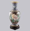<span class='ref_item'>174 -</span> <span class="object_title">JARRÓN EN ESMALTE CLOISONÉ, S.XX</span>   <p><span class="technique_material">Esmalte cloisoné</span><br><span class="technical_description">De cuerpo globular con decoración de rosas y peonías sobre fondo negro, cuello decorado con motivos vegetales estilizados y flores de almendro. Con peana de madera </span><br><span class="ALTO_HCES1">38 </span><span class="ALTOUMED_HCES1">cm.</span></p>