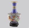 <span class='ref_item'>157 -</span> <span class="object_title">JARRON CON DECORACIÓN DE ESMALTE CLOISONÉ S.XX </span>   <p><span class="technique_material">Esmalte</span><br><span class="technical_description">De cuerpo globular achatado con decoración floral de peonias, crisantemos y flores de cerezo, cuello decorado con motivos geométricos sobre fondo azul. <br/>Con peana de madera. </span><br><span class="ALTO_HCES1">30 </span><span class="ALTOUMED_HCES1">cm.</span></p>