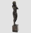 <span class='ref_item'>192 -</span> <span class="object_title">EVA, DESNUDO DE MUJER. Ca 1900</span>   <p><span class="author">RUDOLF MARCUSE (Alemania, 1878-1940)</span> <br><span class="technique_material">Bronce patinado</span><br><span class="technical_description">Escultura representando a Eva con un brazalete que aplica el artista en el brazo derecho de oro de 18kt. <br/>Se encuentra firmada en la base "Rudolf Marcuse"<br/>Sobre peana de mármol verde y negro.<br/>Altura: 48 cm la figura. 63cm con peana </span><br></p>