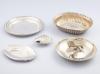 <span class='ref_item'>285 -</span>  <span class="object_title">LOTE DE CINCO PEQUEÑAS BANDEJAS EN PLATA Y ALPACA.</span><br><span class="technical_description">Lote de cinco pequeñas bandejas en plata, con diferentes motivos y ornamentaciones. Una de ellas con figura de caballo es de alpaca.</span>  