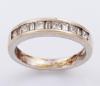 <span class='ref_item'>14 -</span> <span class="object_title">MEDIA ALIANZA CON DIAMANTES EN ORO 18 KT</span>  <p><span class="technical_description">Realizada en oro de 18 kt. formada por diamantes en talla princesa y baguette (pequeña fractura en una de las baguettes) engastados en carril, con un peso total aproximado de 0.28 ct.</span><br>Peso: <span class="PESO_HCES1">4,30</span> <span class="PESOUMED_HCES1">gr.</span><br></p>