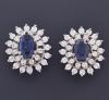 <span class='ref_item'>92 -</span>  <span class="object_title">PENDIENTES CON ZAFIROS Y DOBLE ORLA DE DIAMANTES EN ORO 18 KT</span><br><span class="technical_description">Realizados en oro de 18kt. Formados por una doble orla de diamantes en talla brillante, engastados en garras, con un peso total aproximado de 1.30 ct, y por dos zafiros centrales en talla oval engastados en garras, con un peso total aproximado de 1.81 ct. Cierre presión.</span>  