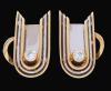 <span class='ref_item'>68 -</span>  <span class="object_title">PENDIENTES CON DISEÑO GEOMÉTRICO Y DIAMANTES EN ORO BICOLOR 18 KT</span><br><span class="technical_description">Realizados en oro bicolor de 18 kt. En forma de arco con dos diamantes centrales en talla brillante engastados en chatón, con un peso total aproximado de 0.40 ct . Cierre omega.</span>  