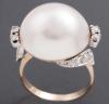<span class='ref_item'>216 -</span> <span class="object_title">SORTIJA CON PERLA MABÉ, DIAMANTES Y PIEDRAS INCOLORAS EN ORO DE 18 KT.</span>  <p><span class="technical_description">Sortija con perla central, diamantes y dos piedras incoloras en oro de 18 kt.<br/>Medida Sortija: 19</span><br>Peso: <span class="PESO_HCES1">9,30</span> <span class="PESOUMED_HCES1">gr.</span><br></p>