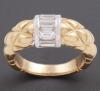 <span class='ref_item'>18 -</span>  <span class="object_title">SORTIJA  DE ORO BICOLOR  DE 18 KT CON DIAMANTES </span><br><span class="technical_description">sortija labrada en oro bicolor de 18kt con diamantes talla baguette de aprox 0.40 ct</span>  