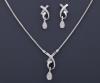 <span class='ref_item'>88 -</span>  <span class="description">CONJUNTO DE PENDIENTES Y COLGANTE EN ORO DE 18KT Y ZAFIROS  conjunto compuesto de collar y pendientes en forma de lazo realizados en oro de 18kt compuesto por zafiros incoloros </span>  