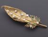 <span class='ref_item'>127 -</span> <span class="object_title">BROCHE ESTILO PLUMA EN ORO DE 18 KT CON ESMERALDAS Y DIAMANTES </span>  <p><span class="technical_description">broche realizado en oro de 18 kt en forma de pluma compuesto por esmeraldas de aprox 0.30 ct y diamantes en talla brillante aprox 1.60 ct </span><br>Peso: <span class="PESO_HCES1">17,20</span> <span class="PESOUMED_HCES1">gr.</span><br></p>