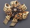 <span class='ref_item'>14 -</span> <span class="object_title">BROCHE ISABELINO REALIZADO EN ORO DE 18 KT CON DIAMANTES Y ESMALTE</span>  <p><span class="technical_description">Broche Isabelino labrado realizado en oro de 18 kt con motivo floral compuesto de diamantes en talla rosa con trabajo de esmaltado y dos partes moviles </span><br>Peso: <span class="PESO_HCES1">18,90</span> <span class="PESOUMED_HCES1">gr.</span><br></p>