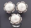 <span class='ref_item'>8 -</span> <span class="object_title">CONJUNTO DE SORTIJA Y PENDIENTES CON PERLAS MABE Y DIAMANTES EN ORO DE 18 KT</span>  <p><span class="technical_description">Conjunto de sortija y pendientes realizados en oro de 18 kt compuesto de perlas mabe acompañadas de diamantes talla brillante de aprox 0.50 ct ( la sortija tiene pequeños deterioros )</span><br>Peso: <span class="PESO_HCES1">21,40</span><br></p>
